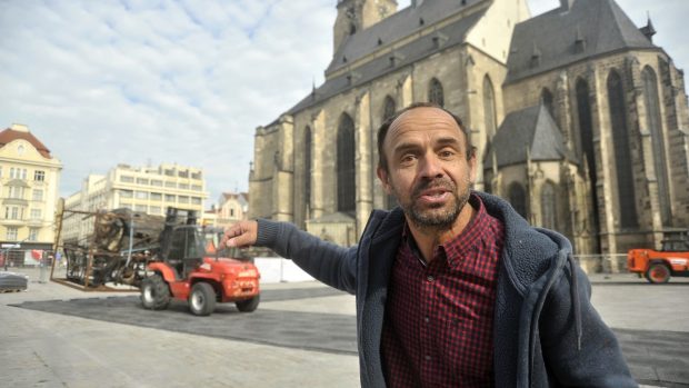 Divadelník a umělecký šéf projektu Plzeň 2015 Petr Forman připravuje instalaci kolotoče Le Manège Carré Senart