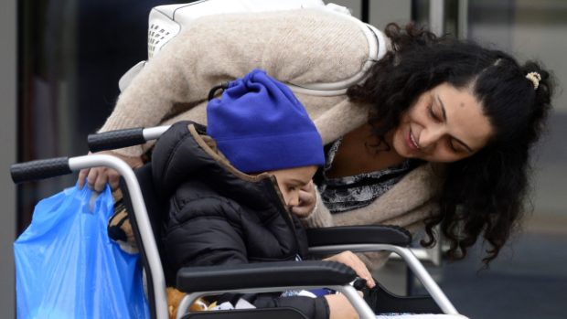 Pětiletý britský chlapec Ashya King opouští spolu se svou matkou pražské protonové centrum