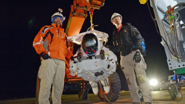 Viceprezident Googlu Alan Eustace (ve skafandru) skočil s padákem ze stratosféry a překonal rekord z roku 2012