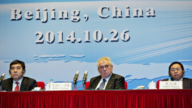 Prezident Miloš Zeman (uprostřed) vystoupil 26. října v sídle Bank of China v Pekingu na čínsko-českém podnikatelském fóru