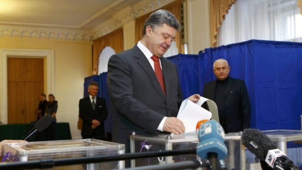 Ukrajinský prezident Petro Porošenko ve volební místnosti
