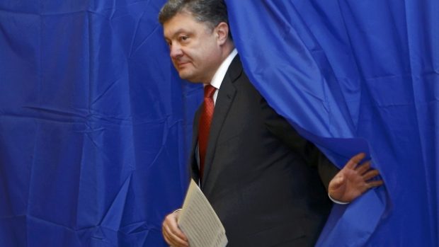 Ukrajinský prezident Petro Porošenko volí v parlamentních volbách v Kyjevě