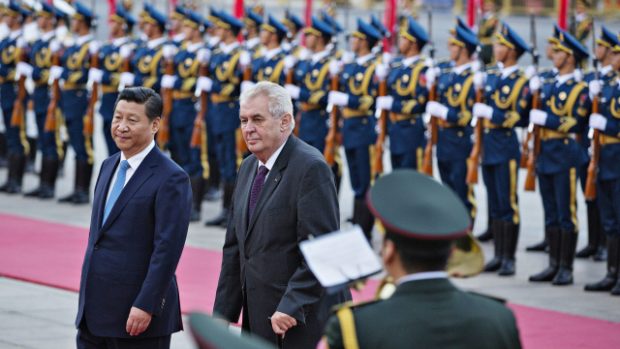 Prezident Miloš Zeman při setkání s čínským protějškem Si Ťin-pchingem (vlevo) v Pekingu
