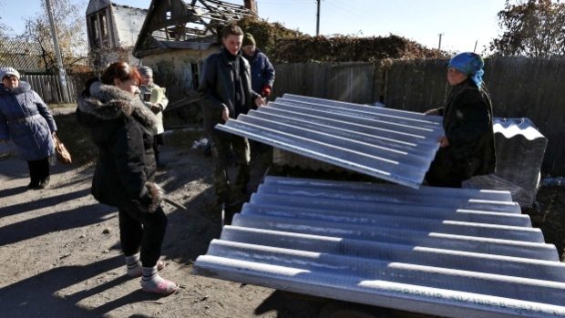 Obyvatele Slavjansku zajímá hlavně to, jak přežít zimu v poničených domech