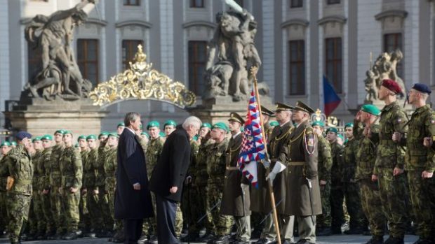 Na Hradčanském náměstí v Praze se při příležitosti výročí vzniku Československa konala slavnostní přísaha vojáků Armády ČR