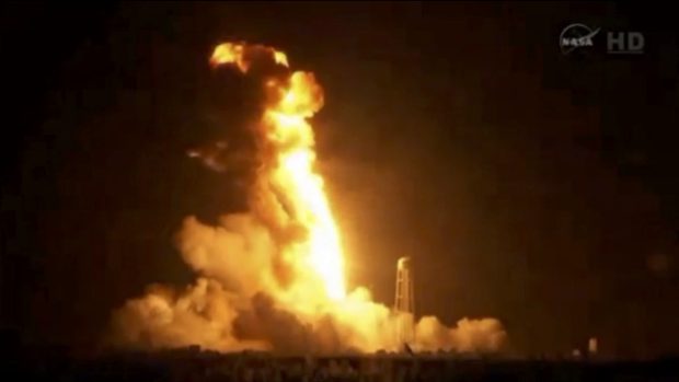 Virginia, bezpilotní raketa vybuchla krátce po startu