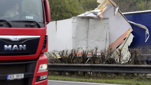 Nehoda čtyř kamionů ráno  uzavřela dálnici D5 ve směru na Prahu