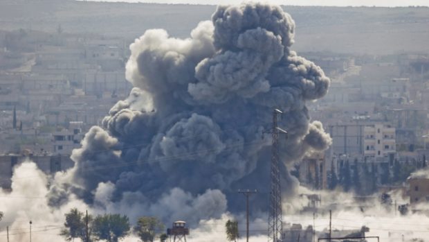 Následky leteckého úderu spojenců na syrské město Kobani