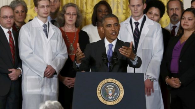 Americký prezident Barack Obama vystoupil na tiskové konferenci poté, co se sešel s lékaři a zdravotními sestrami, kteří působí jako dobrovolníci v západní Africe