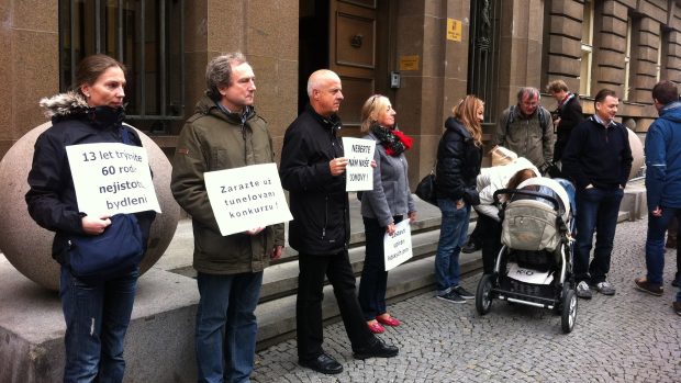Před pražským městským soudem se sešly desítky podvedených klientů H-Systemu