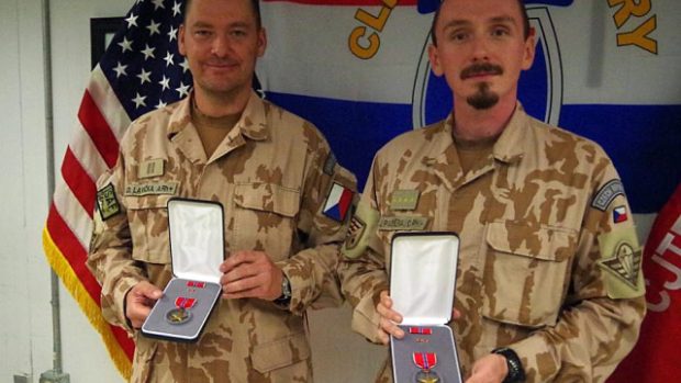 Čeští vojáci, které Američané vyznamenali za práci v Afghánistánu. Vlevo David Lavička, vpravo Jiří Pazděra