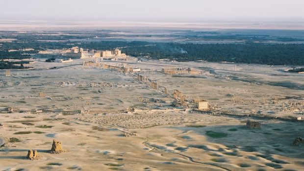 Oáza Palmyra v syrské poušti je na seznamu světového dědictví UNESCO, ale když ji dobyla teroristická bojůvka Islámského státu, turistický magnet se změnil v měsíční krajinu