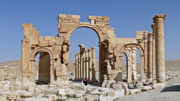 Oáza Palmyra v syrské poušti je na seznamu světového dědictví UNESCO, ale když ji dobyla teroristická bojůvka Islámského státu, turistický magnet se změnil v měsíční krajinu