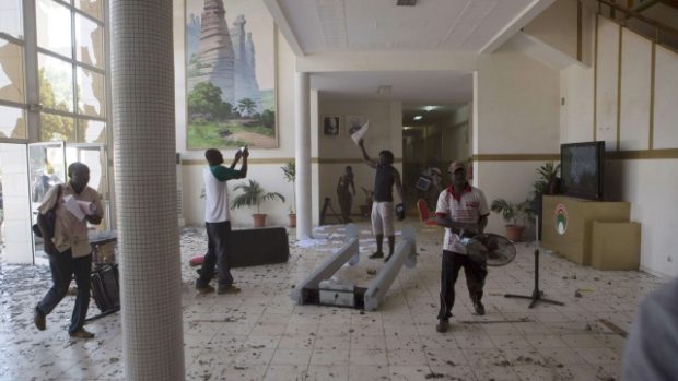 Demonstranti v Burkině Faso zapálili parlament, vtrhli do budovy a pustili se do rabování