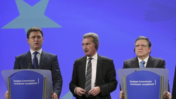 Ruský ministr Alexandr Novak, eurokomisař Günther Oettinger a šéf EK José Manuel Barroso na tiskové konferenci
