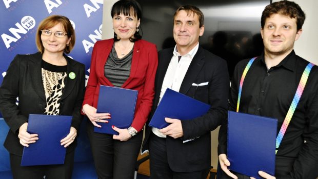 Jana Drápalová (SZ), Klára Liptáková (KDU-ČSL), Petr Vokřál (ANO) a Matěj Hollan (Žít Brno) podepsali koaliční smlouv
