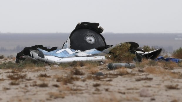 Trosky kosmické lodi SpaceShipTwo, která se zřítila v Mohavské poušti