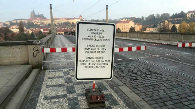 Natáčení filmu na Mánesově mostě v Praze