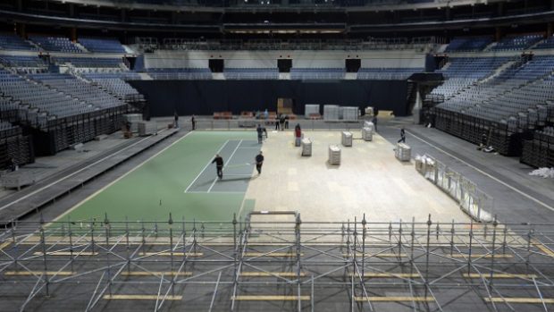 O2 Arena se pomalu mění na tenisovou halu, povrch má být připraven v neděli večer
