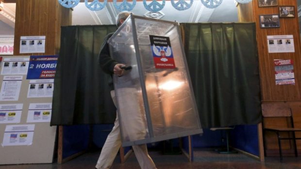 Příprava na volby v Doněcku. Člen volební komise přenáší hlasovací urnu