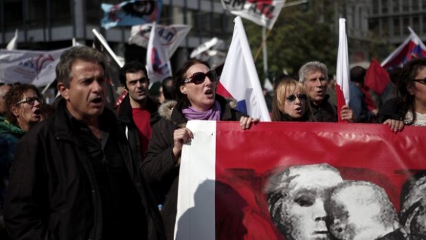 Protest tísíce Řeků proti úsporným opatřením vlády v Aténách