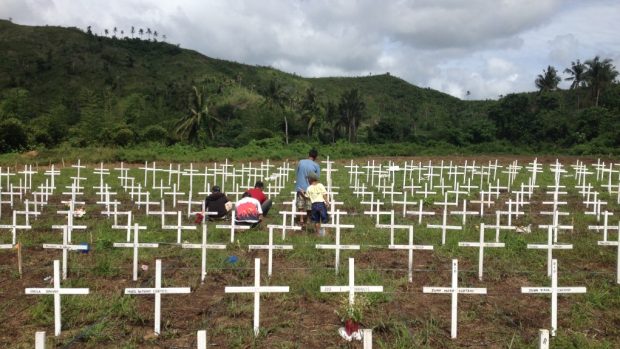 Filipínci si připomínají Památku zesnulých i první rok od řádění tajfunu Haiyan