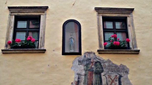 Olomouc. Historická freska na domě v Univerzitní ulici (výřez)