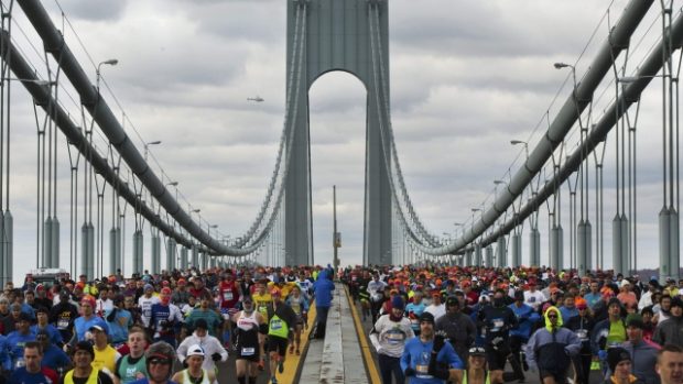 Newyorský maraton. Běžci krátce po startu na Verrazano-Narrows Bridge