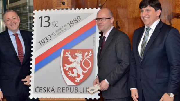 Předseda vlády Bohuslav Sobotka společně s ministrem vnitra Milanem Chovancem (vlevo) a ředitelem České pošty Martinem Elkánem (vpravo) představil novou poštovní známku vydanou k výročí 17. listopadu