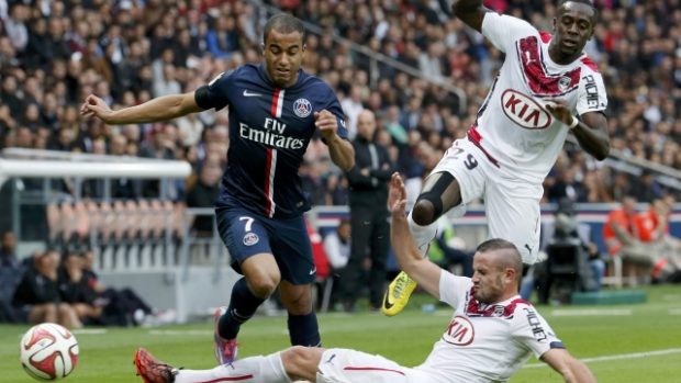 Fotbalisté Bordeaux Nicolas Pallois a Maxime Poundje v souboji s útočníkem Lucasem z PSG