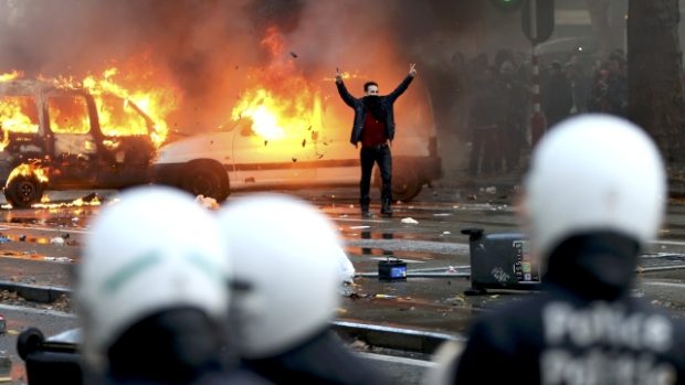 Demonstrace v Bruselu přerostla v potyčky mezi demonstranty a policií