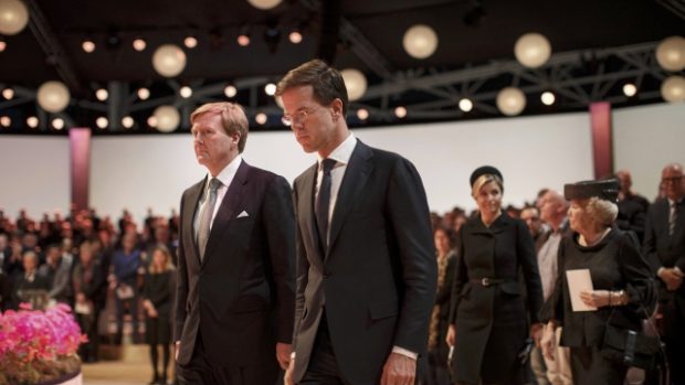 Nizozemský premiér Rutte (vlevo) se členy královské rodiny při pietním aktu