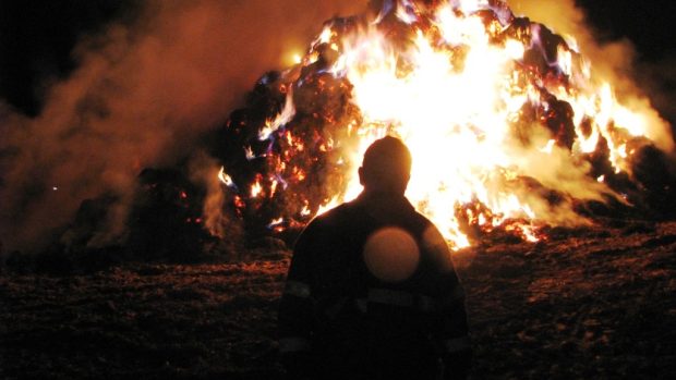 V areálu farmy ve Všelibách shořela uchráněná část stohu