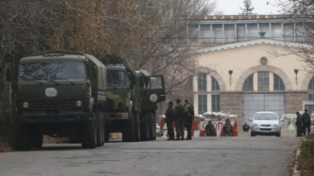 Neoznačená vojenská vozidla na území pod kontrolou separatistů na území Ukrajiny