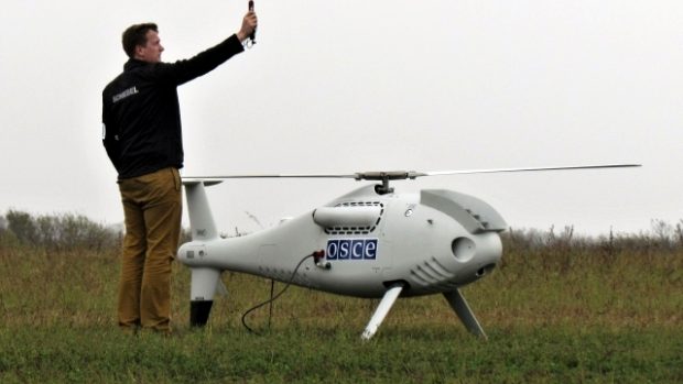 Člen pozorovatelské mise zkouší bezpilotní dron, který by měl monitorovat situaci u města Mariupol