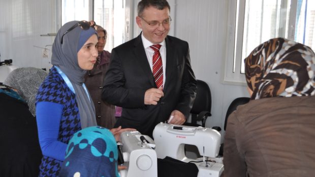 Ministr zahraničí Lubomír Zaorálek navštívil jordánský uprchlický tábor Zátarí. V rámci českého humanitárního projektu se tam mimo jiné učí syrské dívky šít