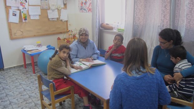 Star Mountain, palestinské rehabilitační centrum pro handicapované. Na snímku třída pro středně pokročilé děti. Ve třídě jsou tři děti, učitelka (v šátku), švédská dobrovolnice (zády k objektivu) a matka jednoho z dětí (s křížkem na krku)