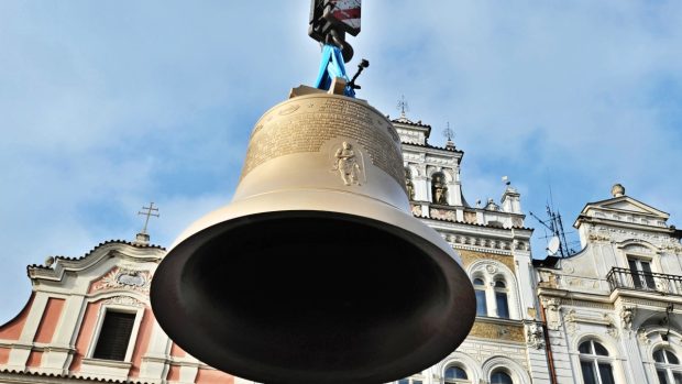 Poslední a největší z nových zvonů pro plzeňskou katedrálu svatého Bartoloměje dorazil do Plzně