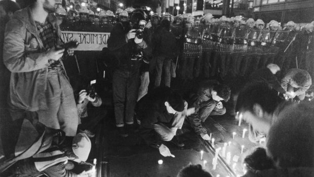 Demonstrace na Národní třídě - lidé zapalují svíčky