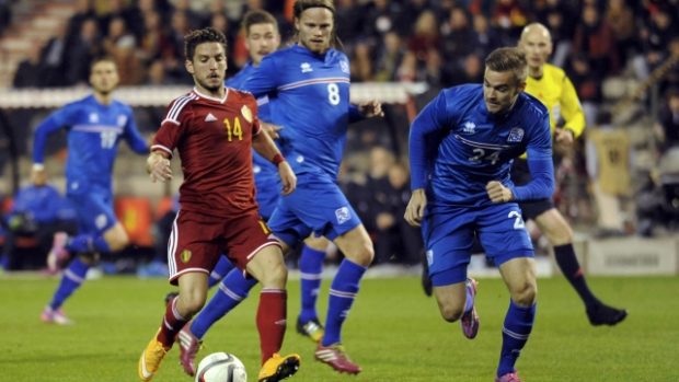 Islanďané (v modrém) při přátelském utkání s Belgií