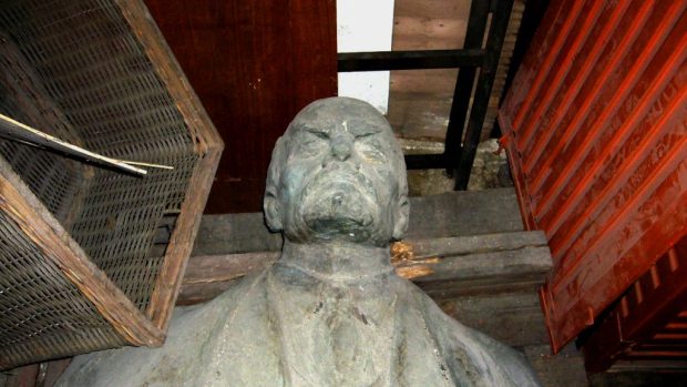 Leninova socha dnes leží v plechové garáži