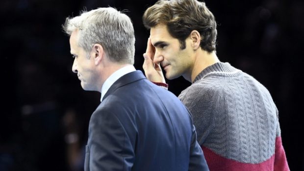 Roger Federer s Chrisem Kermodem se na tenisovém Turnaji mistrů před finále omlouvali fanouškům, protože švýcarský tenista k němu kvůli zranění nenastoupil