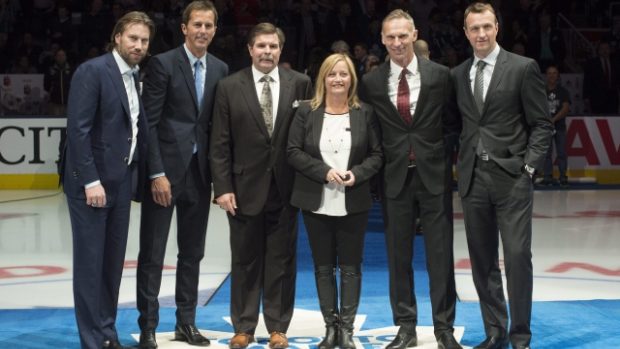 Dominik Hašek (druhý zprava) mezi legendami, které vstoupily do Síně slávy NHL