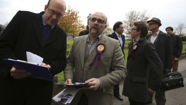 Kandidát UKIP Mark Reckless (vlevo) je favoritem doplňovacích voleb
