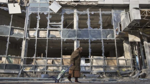 Krutá realita života lidí na východní Ukrajině. Snímek je z Doněcka