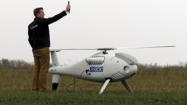 Pracovník OBSE s dronem, který sleduje situaci nad oblastí konfliktu na východě Ukrajiny