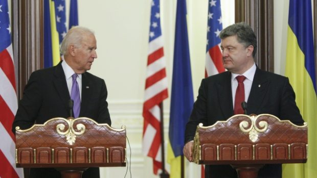 Americký viceprezident Joe Biden a ukrajinský prezident Petro Porošenko na tiskové konferenci v Kyjevě