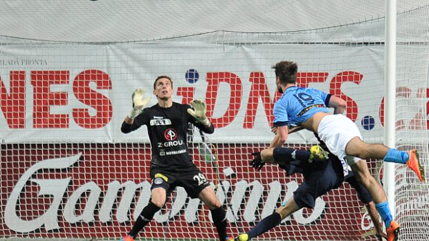 Tomáš Wágner (v modrém) střílí druhý gól Boleslavi proti Slovácku
