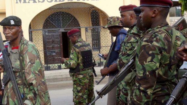 Vojáci keňské armády před mešitou v Mombase, kde se měli shromažďovat radikální muslimové
