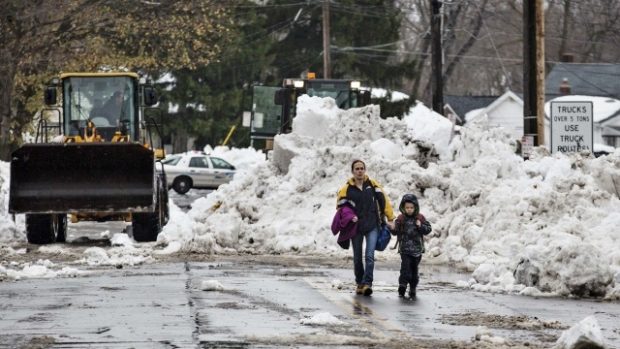 V Buffalu stále pokračuje odklízení sněhové masy z posledních dní